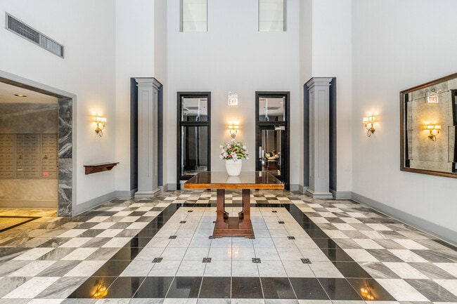 Foto del edificio - 70 W Huron St