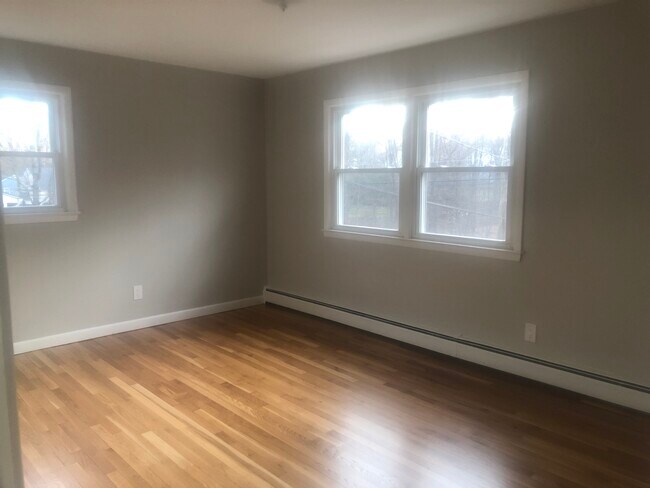 Bedroom 1 - 81 River St