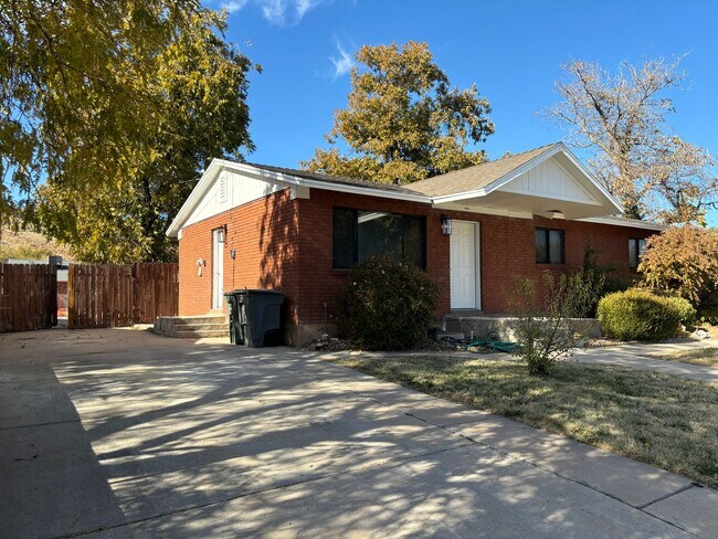 Foto del edificio - Upgraded Upstairs Duplex w/ Large Backyard!