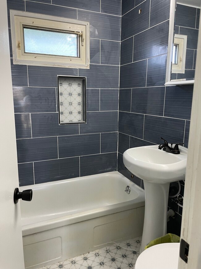 Building Photo - 2813 Hull Ave