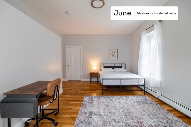 Building Photo - Private bedroom in 3 bed/1 bath Home