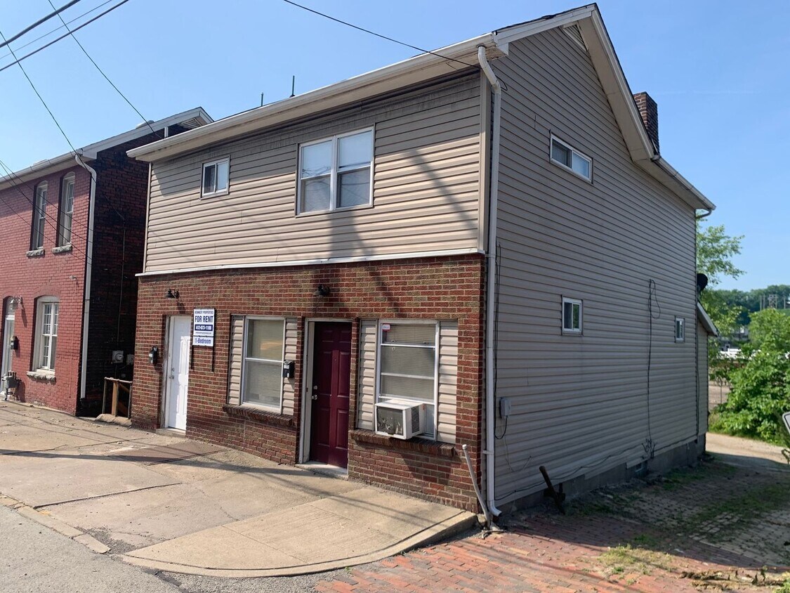 2300 Walnut St Unit 2 (Second Floor), McKeesport, PA 15132 Room for