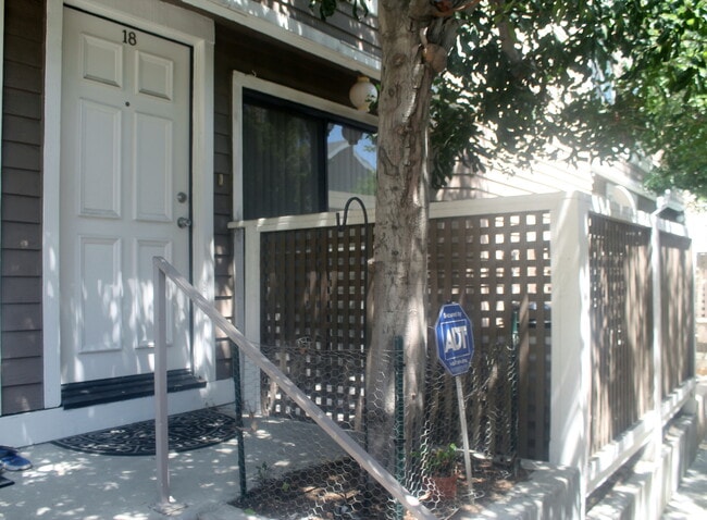 Unit #18 - 15135 Nordhoff St