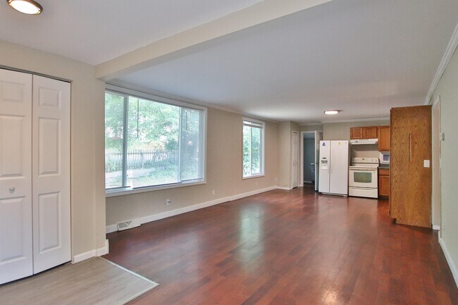 Foto del edificio - 2475 Hemlock Ln N