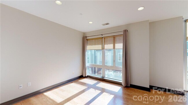 Foto del edificio - 2200 Lyndhurst Ave