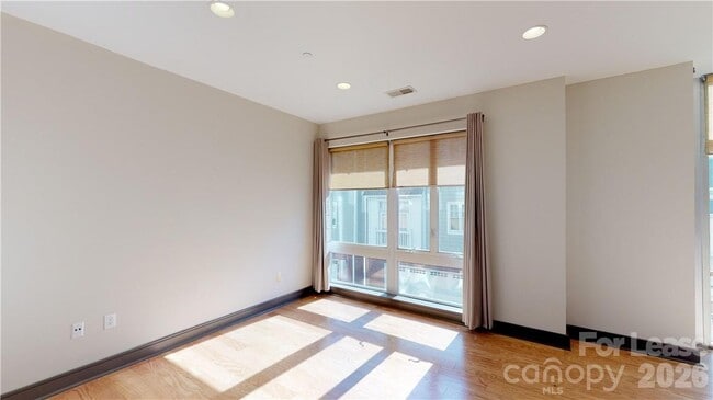 Building Photo - 2200 Lyndhurst Ave