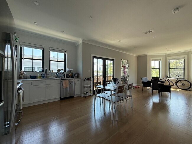 Building Photo - 285 Lamartine St