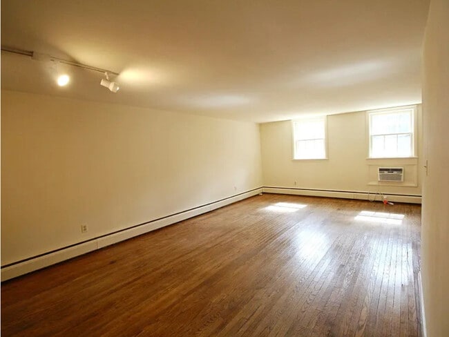 Living Room - 2013 Shepperd Rd