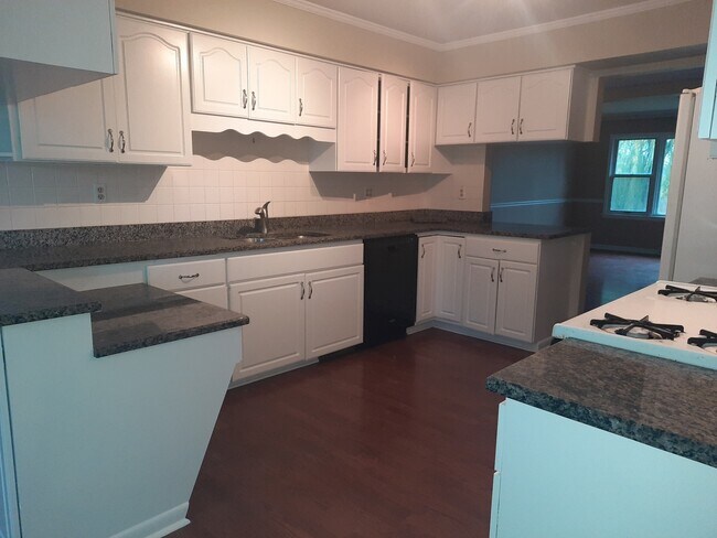 Building Photo - 956 Charles Ave