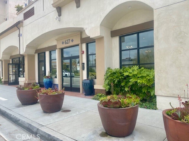 Foto del edificio - 627 Deep Valley Dr