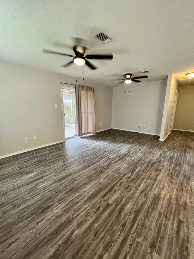 Building Photo - 2 Bedroom, 1 bath deplux, near shopping