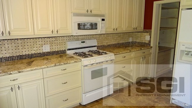 Foto del edificio - PHENOMENAL HIDDEN GEM WITH HUGE YARD