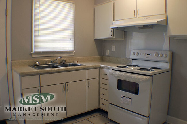 Building Photo - BRICK RANCH OFF SKIDAWAY- AVAILABLE NOW!