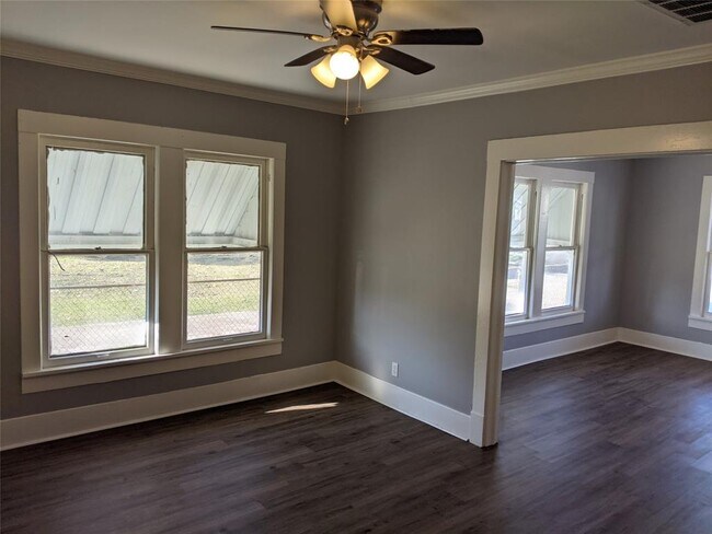 Foto del edificio - 6732 Avenue R