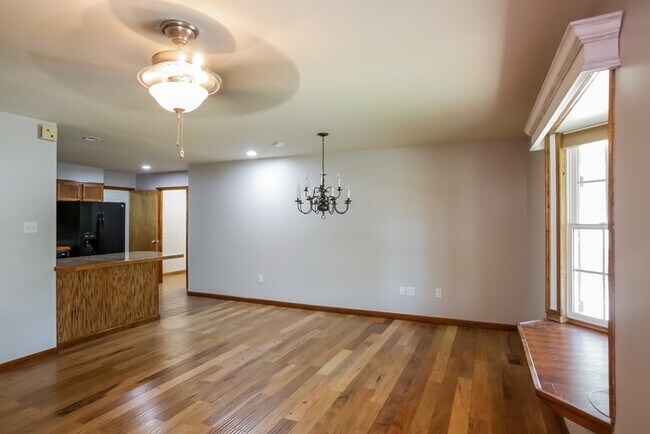 Building Photo - Lovely 4 Bedroom!