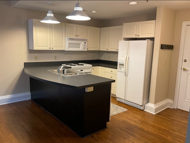 Building Photo - 100 W Court St