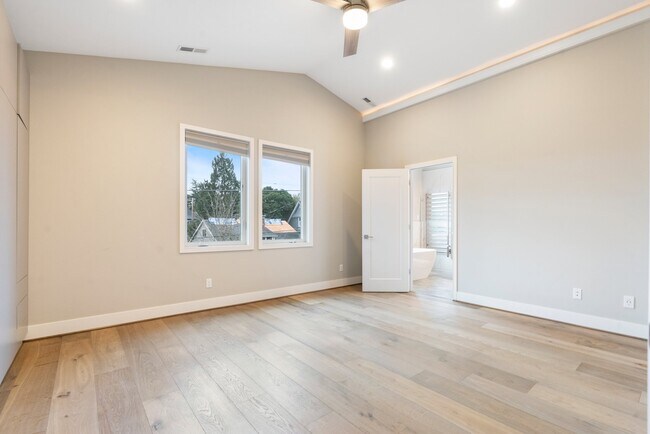 Primary bedroom with vaulted ceiling. - 2335 NE Couch St