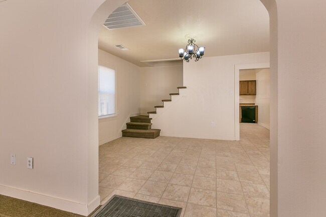 Building Photo - Adorable 3 Bedroom Home in Sunset Addition!