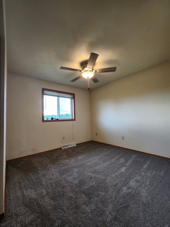 Building Photo - Townhouse (2 bdrm w/ 2.5 car garage, yard,...