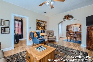 Building Photo - 1547 W Agarita Ave
