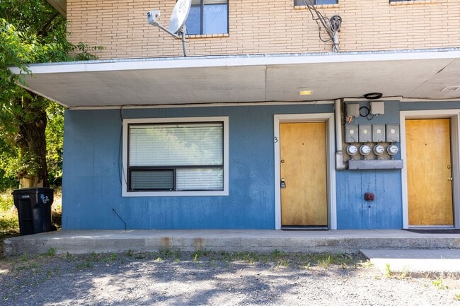 Building Photo - 611 3rd St