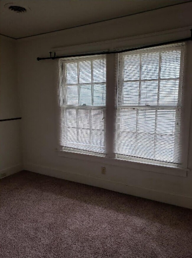 Building Photo - 918 E Locust St