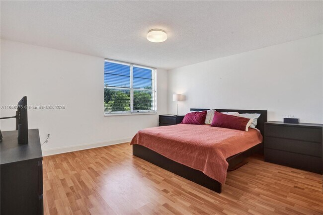 Foto del edificio - 17800 Atlantic Blvd