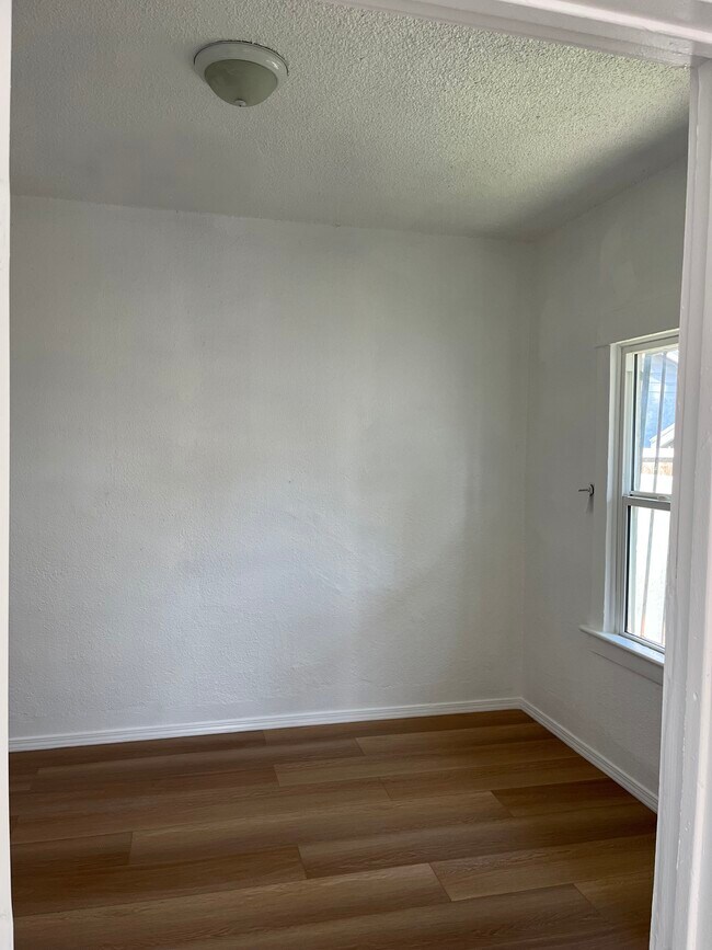 Foto del edificio - 618 W 9th St