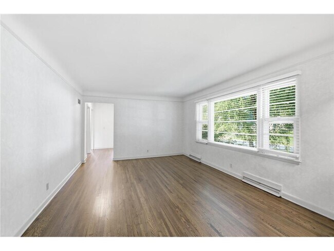 Foto del edificio - 6208 Hillside Rd