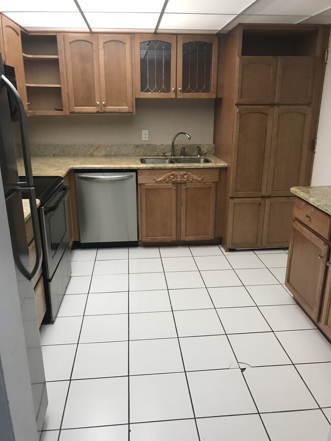 KITCHEN w/washer-dryer - 4100 Galt Ocean Dr