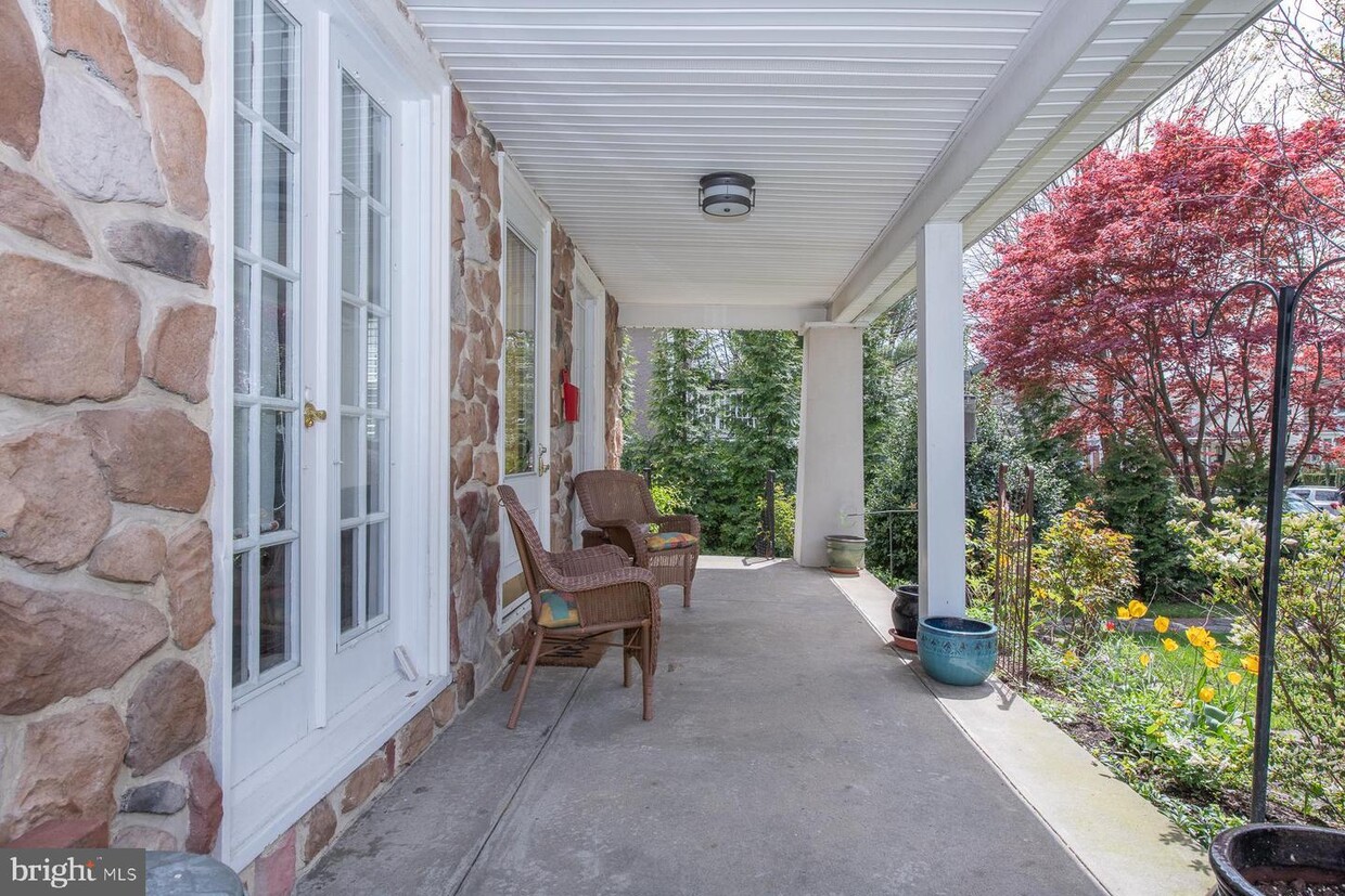 Primary Photo - 1007 Larchmont Ave
