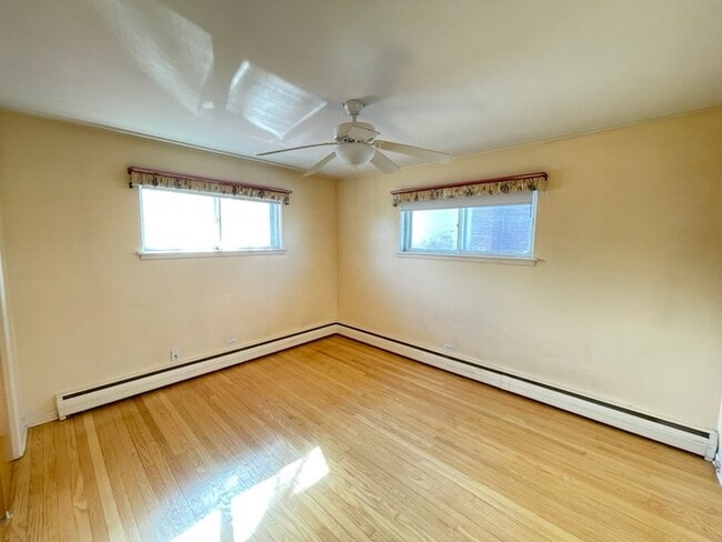 Foto del edificio - 9437 Burlington Ave