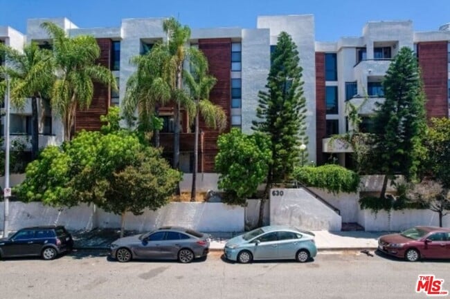 Building Photo - 630 N Grand Ave