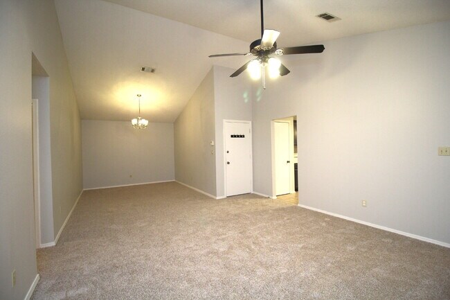 Building Photo - Spacious 3BR/2BA Gulf Breeze Home with Vau...