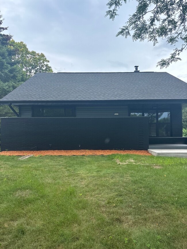 Building Photo - 7470 N Navajo Rd