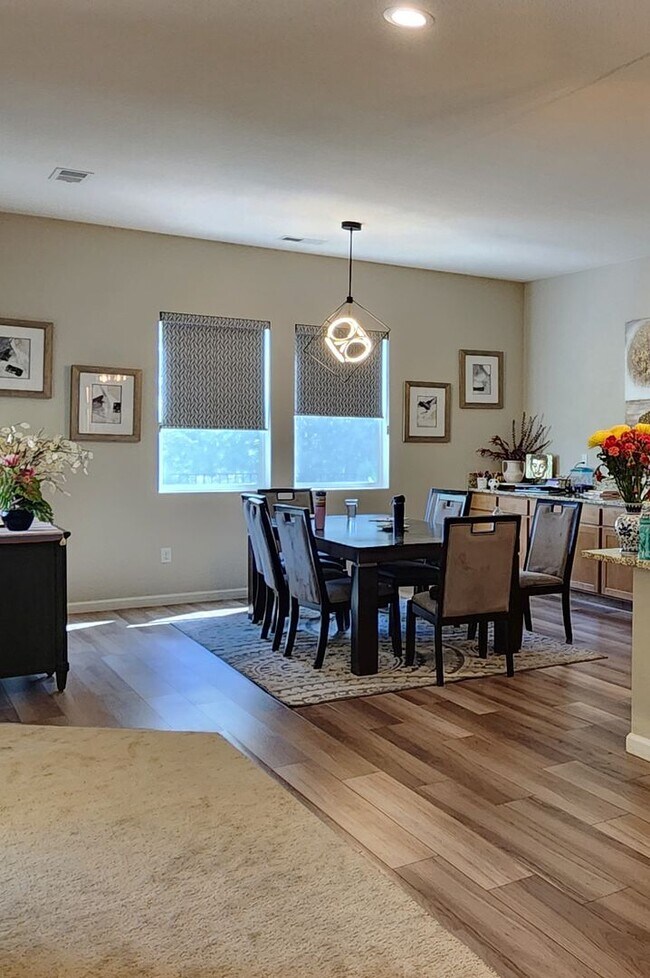 Foto del edificio - 2500 sq ft home in the Stonebrook area of ...