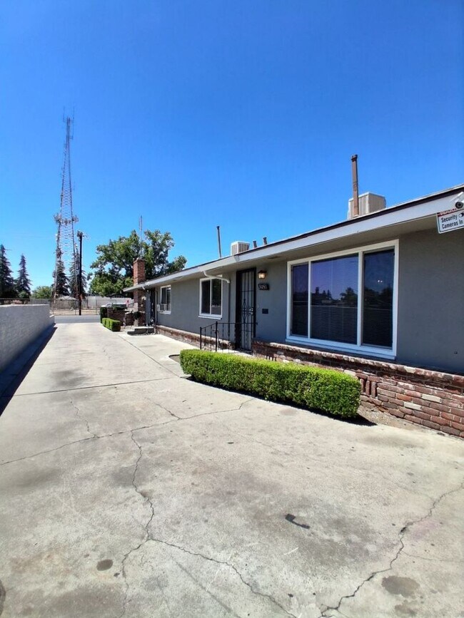 Foto del edificio - 3049-3051 E. Clinton Ave.