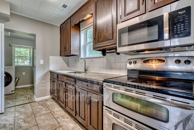 Foto del edificio - 8816 Fearne Ave
