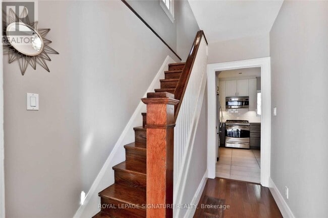 Building Photo - 372 Roehampton Ave