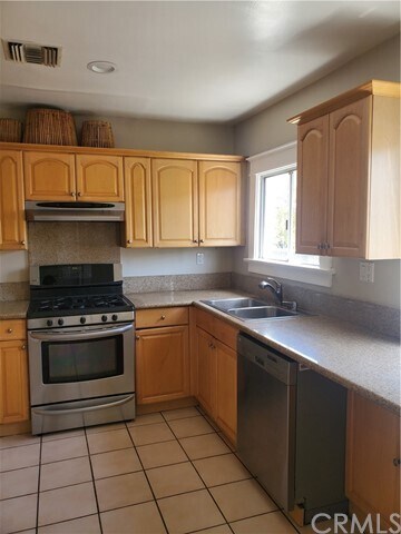 Building Photo - 121 Carr Dr