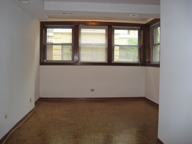 Building Photo - 4048 N Sheridan Rd