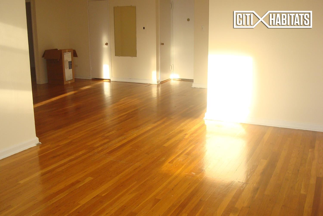 Foto principal - 88-11 Sutphin Blvd
