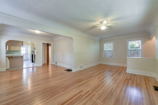 Building Photo - 2 Bed, 1 Bath Single Family Home off the A...