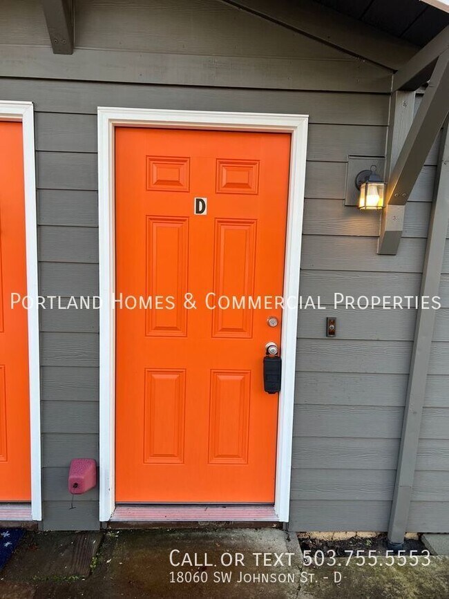 Building Photo - Aloha Townhouse-style Plex With Large Back...