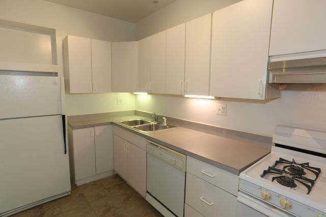 Building Photo - 5516 N Kenmore Ave