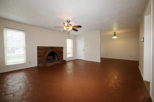 Foto del edificio - 7727 Meadow Park Dr