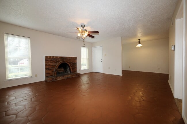 Building Photo - 7727 Meadow Park Dr