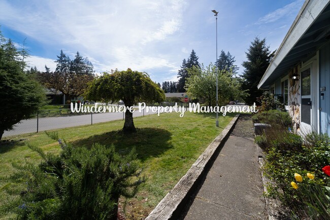 Building Photo - Bright and Charming 3 bed Rambler in Convenient Port Orchard Location