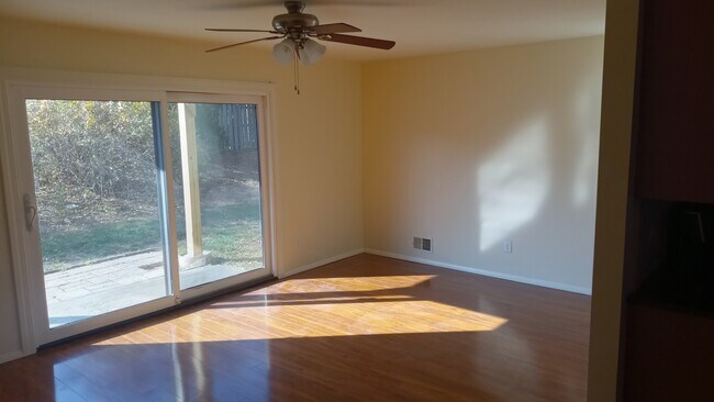 Foto del edificio - 1311 Spruce Hills Dr