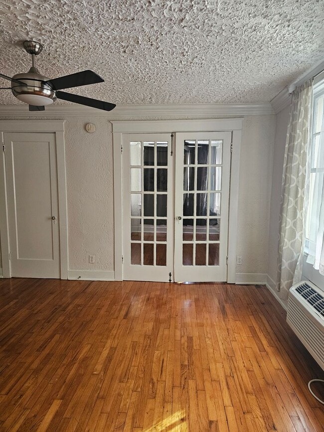 Foto del edificio - Uptown 1 Bedroom, 1 Bath, Swimming Pool, 1 block from St. Charles